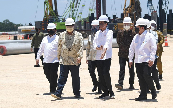 Presiden Jokowi dan Menko Perekonomian Airlangga Hartarto saat groundbreaking smelter PT Freeport Indonesia di Gresik, Selasa (12/10).