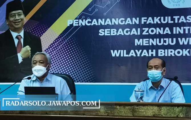 Wakil Rektor (WR) Bidang Akademik dan Kemahasiswaan UNS Ahmad Yunus dan Direktur Reputasi Akademik dan Kemahasiswaan UNS Sutanto menggelar jumpa pers kasus kematian mahasiswa saat diklat menwa. (SEPTIAN REFVINDA/RADAR SOLO)