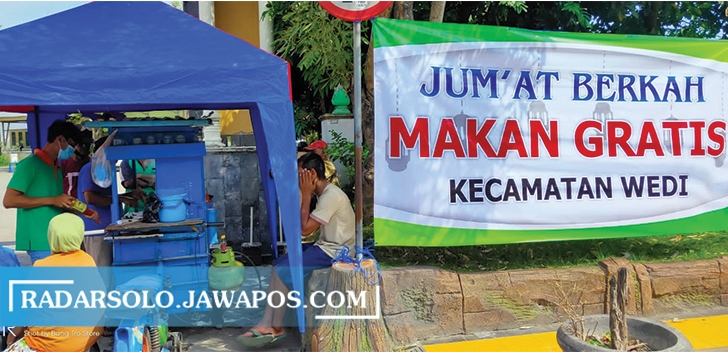 Ilustrasi Pedagang Mie Ayam Bakso saat melayani masyarakat dalam kegiatan Sedekah Jumat Berkah di depan Kantor Kecamatan Wedi (KECAMATAN WEDI FOR RADAR SOLO)