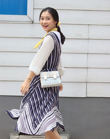 SIMPLY FRESH: Pose terbaik Kalimaya Octa Kumaraningtyas dengan pura-pura berjalan di depan kamera. (DOK.PRIBADI)