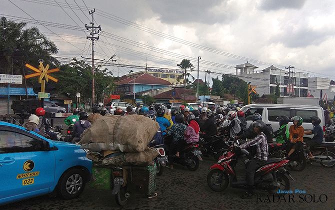 Arus lalu lintas di simpang tujuh Joglo, Banjarsari, Solo, semrawut. Terutama saat kereta andara lewat karena palang ditutup