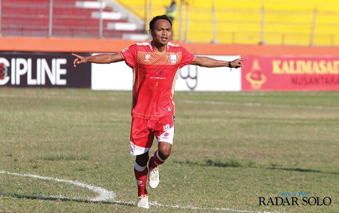 Gelandang Persis Solo Iman Budi melakukan selebrasi usai bisa mencetak gol