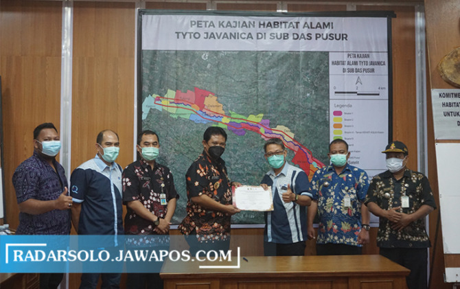SINERGI: Penandatangan komitmen bersama dalam upaya perlindungan habitat burung hantu kawasan sempadan Sungai Pusur. (ANGGA PURENDA/RADAR SOLO)