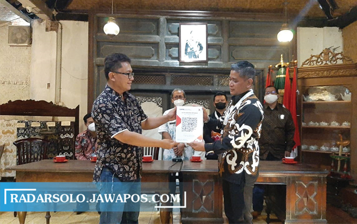 GO DIGITAL: Kerja sama UMKM batik Kampung Batik Kauman dengan pihak ketika, Rabu (13/10). (SEPTINA FADIA PUTRI/RADAR SOLO)