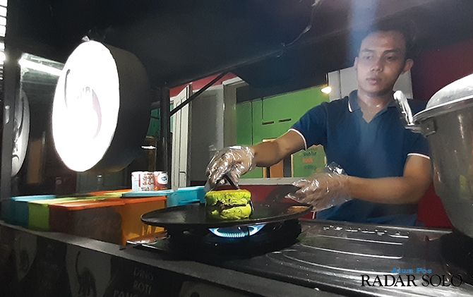 KERJA KERAS: Eros masih terjun membantu karyawannya membuat roti.&nbsp;