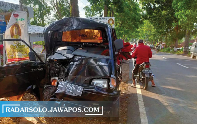 LAKA TUNGGAL: kondisi mobil pick up yang mengalami kecelakaan tunggal di jalan Karangpandan-Karanganyar. (RUDI HARTONO/RADAR SOLO)