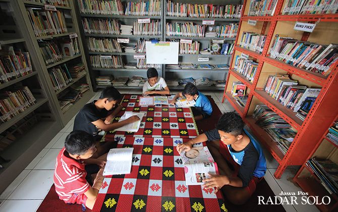 SUMBER REFERENSI: Anak-anak membaca buku di perpustaan Kampung Mojosongo 1 Jalan Malabar Raya, RT 01, RW 16, Mojosongo, Jebres.