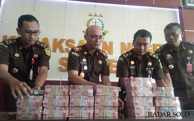 Kajari Sragen Syarief Sulaeman Nahdi memperlihatkan barang bukti uang yang disita kemarin (4/3).