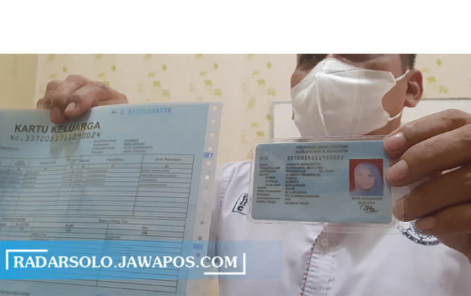 DIUSUT: Kasatreskrim Polresta Surakarta AKP Djohan Andika membeberkan bukti pembuatan KTP-KK palsu kemarin. (A CHRISTIAN/RADAR SOLO)