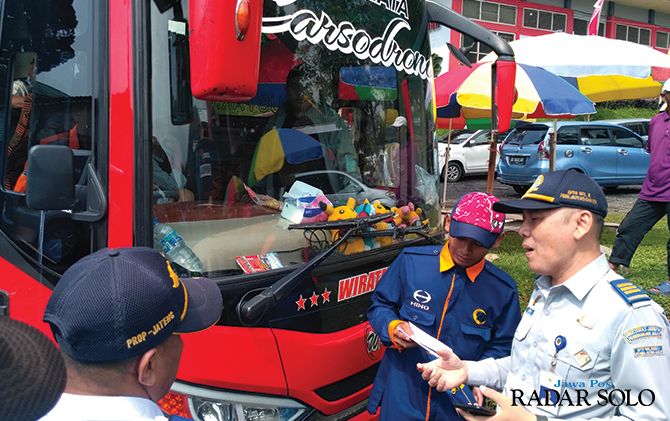 Tim gabungan BPDT dan Satlantas Polres Karanganyar memeriksa kondisi bus wisata di Tawangmangu