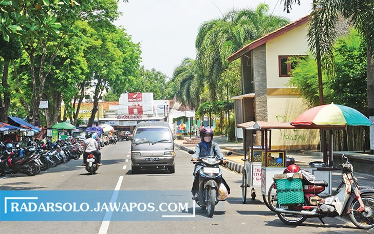 PUSAT KOTA: Arus lalu lintas di Alun-Alun Klaten yang akan diberlakukan satu arah, kemarin (15/10). (ANGGA PURENDA/RADAR SOLO)