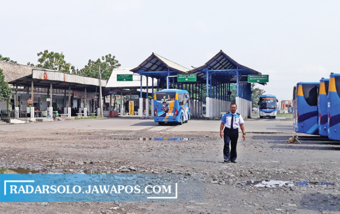 ASPAL MENGELUPAS: Kondisi landasan BST koridor 5 dan 6 di Terminal Kartasura, kemarin (29/10). (IWAN KAWUL/RADAR SOLO)