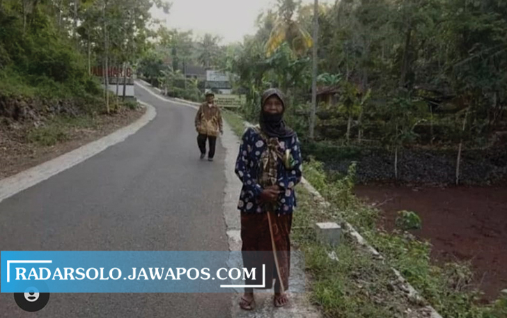 Tangkapan layar foto pasangan lansia Mbah Wagiyo dan Mbah Sogiyem tengah berjalan kaki, yang kemudian beredar luas di medsos. (ISTIMEWA)