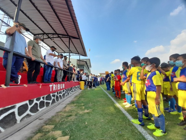 PACU SEMANGAT: Bupati Juliyatmono berinteraksi dengan siswa SSB bentukan Yayasan AT Farmasi di sela launching lapangan sepak bola Blulukan, Jumat (16/10). (RUDI HARTONO/RADAR SOLO)