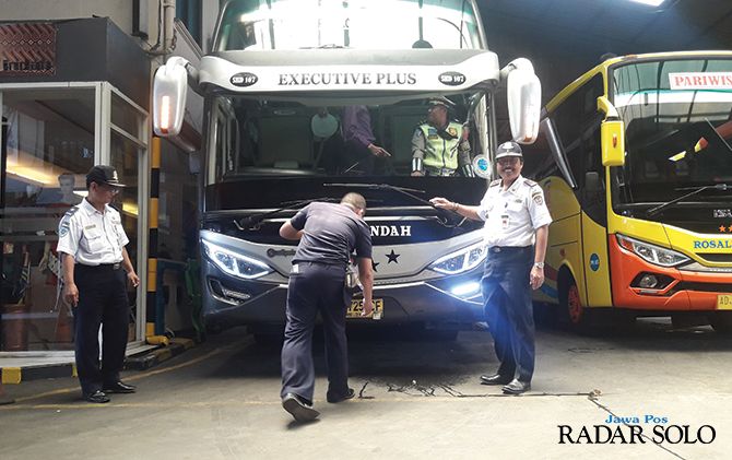 Dishub PKP Karanganyar periksa armada angkutan mudik Nataru