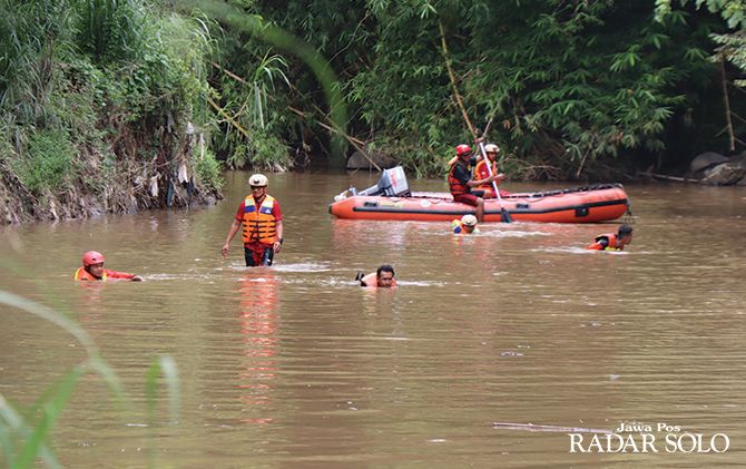 BELUM DITEMUKAN: Upaya pencarian terakhir terhadap Tri Joko, Warga Dusun Kemuning, Desa Dlingo, Mojosongo yang diduga hanyut di Sungai Pepe oleh tim SAR Boyolali, Minggu (17/2).