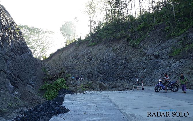 Tebing jalan lingkar kota di Selogiri, Wonogiri, ini ambrol setelah diguyur hujan lebat Rabu sore. Hingga kemarin longsoran tanah belum dibersihkan