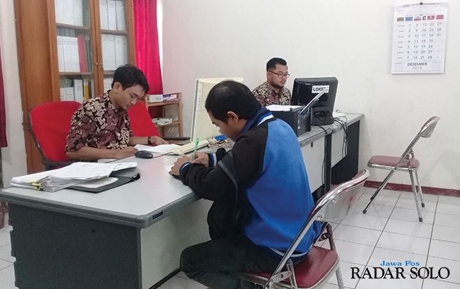 MASUK SISTEM: Pencaker mendaftar di Disnaker Sukoharjo yang nantinya diberikan kartu kuning.