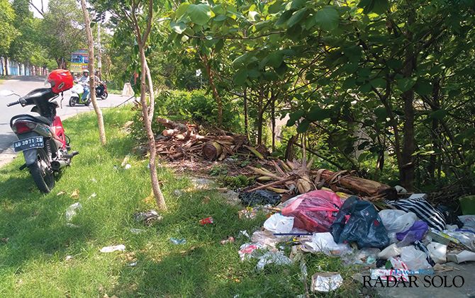 KUMUH: Warga menunjukkan sampah yang dibuang disembarang tempat di dekat RSUD.