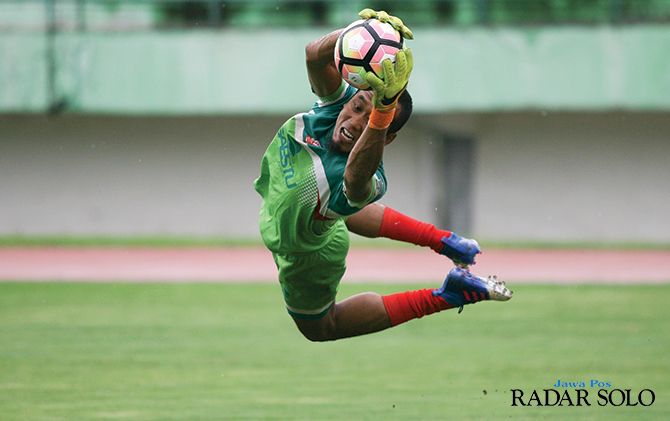 Aksi Galih Sudaryono saat masih berseragam Persis Solo, 2018 silam.
