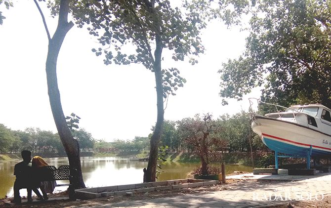 Taman kota selalu ramai jadi jujukan untuk melepas penat dari hiruk pikuk perkotaan. Di Sragen, ada taman kota yang tak kalah sejuk untuk dikunjungi, yakni Taman Sukowati.