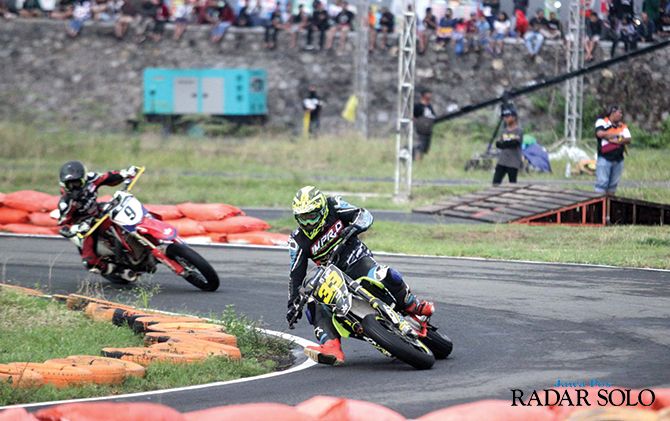 GASPOL: Rider asal Kota Solo Ivan Harry Nugroho (33) saat terjun di ajang Trial Game Asphalt 2019 di Sirkuit Boyolali (14/12).