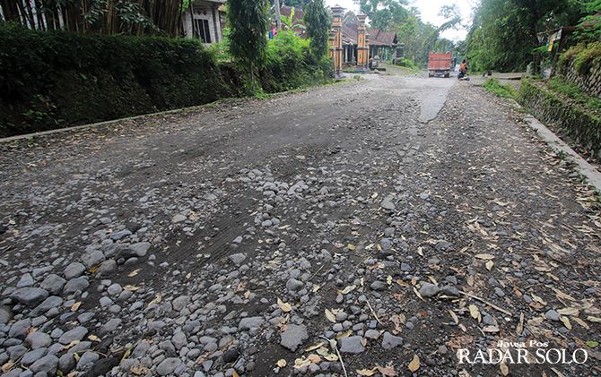 RUSAK PARAH: Truk galian C melintasi jalur evakuasi Merapi di Desa Tangkil, Kecamatan Kemalang, Klaten, kemarin (5/1). Warga meminta jalur ini segera diperbaiki.