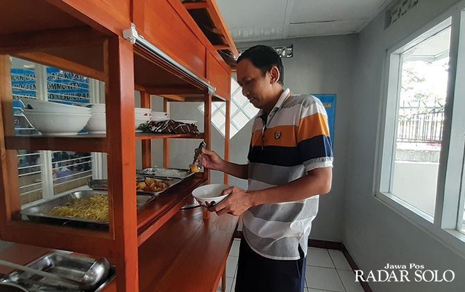 CARA BEDA: Artanto di warung bakso kejujuran yang baru buka dua pekan lalu.