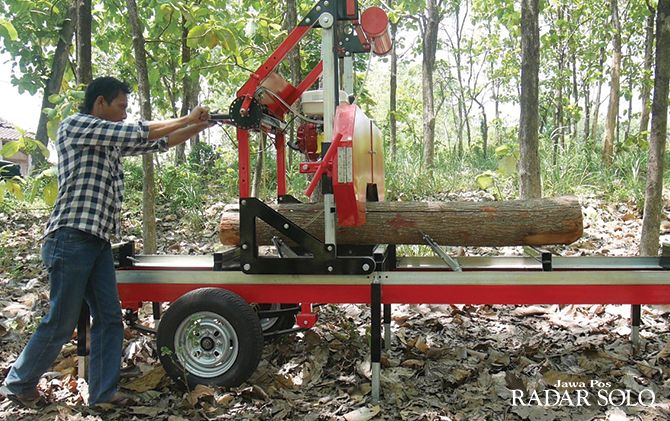 Besarnya ongkos pengolahan kayu gelondongan menjadi siap jual, mendorong Ibnu Kurniawan memutar otak. Dia menciptakan mesin pemotong kayu yang berbeda dengan pasaran. Mesin ini diklaim dapat memangkas anggaran operasional pengusaha kayu kelas menengah ke