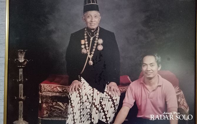 Hartoyo berfoto bersama Raja Keraton Kasunanan Surakarta PB XII.