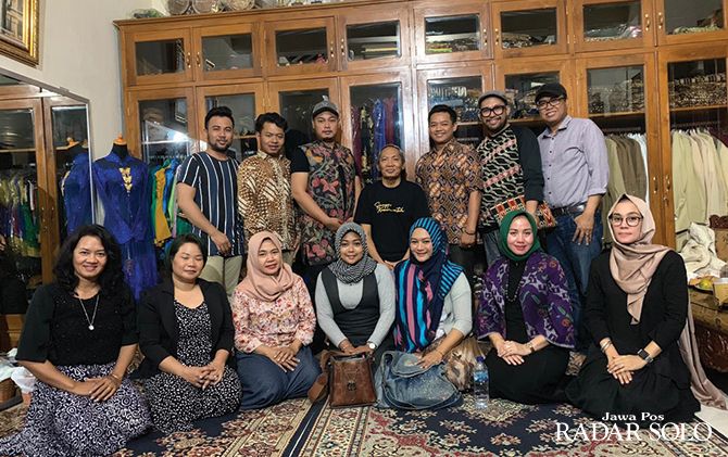 BELAJAR GRATIS: Hartoyo bersama para murid yang mendalami tata rias ala Keraton Kasunanan Surakarta.&nbsp;