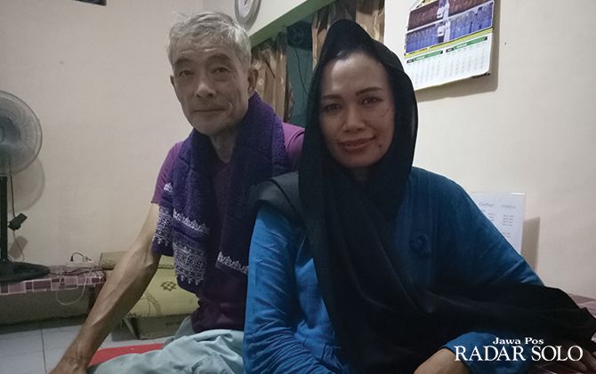 SOLID: Hada Hiroshi dan sang istri Nurul Dewi Saraswati. Foto kanan, warung takoyaki dan ramen miliknya.