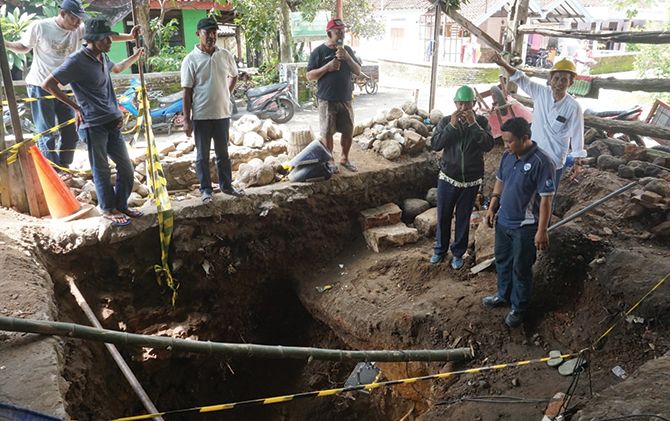 Lubang yang digali warga untuk mengakses ke terowongan di halaman rumah Danang