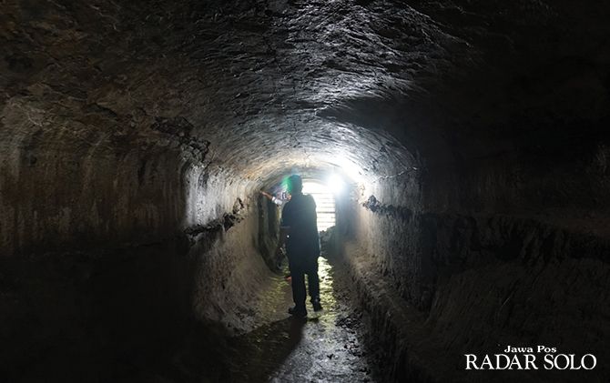 Danang dan Suryanto menunjukkan mulut terowongan yang mengarah ke Sungai Pusur