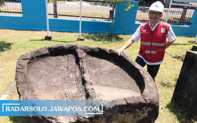 DIJAGA: Raymond Valiant menunjukan mezbah batu di Kantor Operasi dan Pemeliharaan Bendung Colo di Desa Pengkol, Kecamatan Nguter.  (IWAN KAWUL/RADAR SOLO)