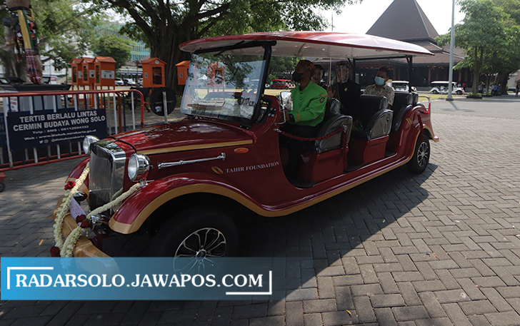 Mobil listrik berdesain unik hibah dari Tahir Foundation siap mengantar wisatawan menjelajahi berbagai destinasi wisata di Kota Solo. (M.IHSAN/RADAR SOLO)