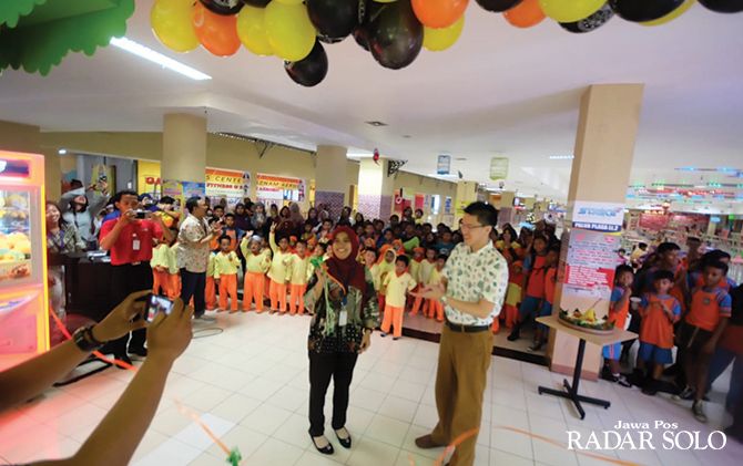 LENGKAP: Launching Mr. Games di lantai 2 Palur Plasa ditandai pemotongan pita.&nbsp;