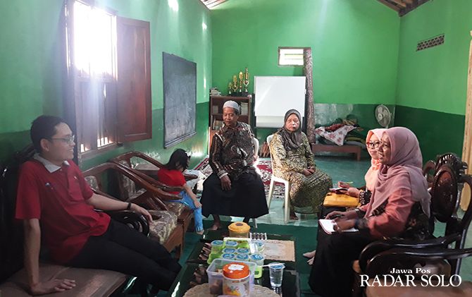 Petugas Dinkes Klaten di kediaman mertua Ahmad Syaifuddin Zuhri di Desa Malangan, Kecamatan Tulung, kemarin