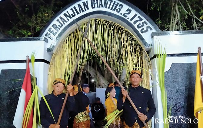 Prosesi napak tilas ke-165 Perjanjian Giyanti di Kelurahan Jantiharjo, Kecamatan Karanganyar, Kamis malam (14/2).