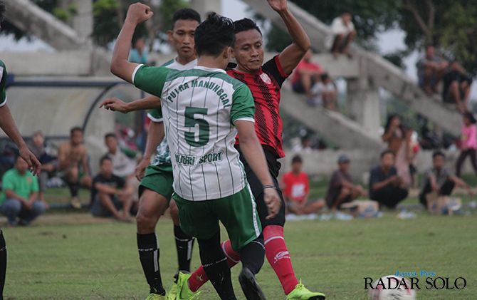 MASIH BERHARAP: Tri Handoko (jersey merah) saat dimainkan Persis Solo melawan PS Puma di Lapangan Klumprit Sukoharjo (21/12).