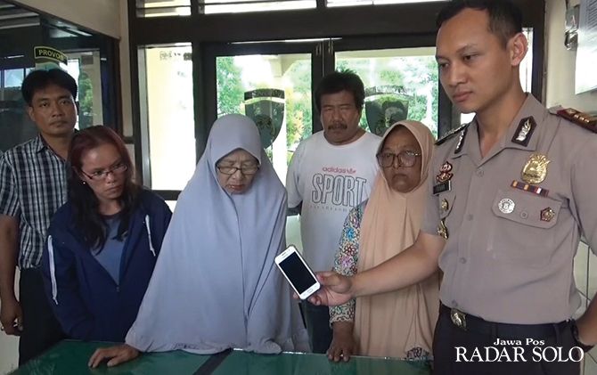 Tiga pelaku pencopetan yang terdiri dari perempuan paro baya dan dua nenek-nenek diamankan di Mapolsek Pasar Kliwon.