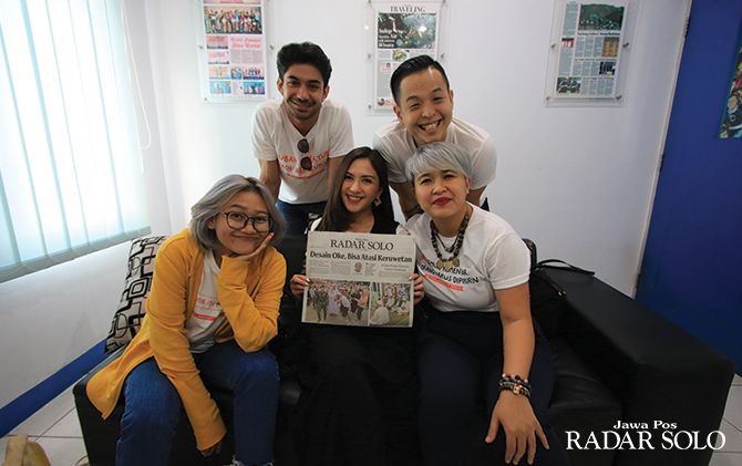 Pemain, sutradara, dan co sutradara film Imperfect: Karier, Cinta & Timbangan berkunjung ke kantor Jawa Pos Radar Solo, Rabu (18/12)