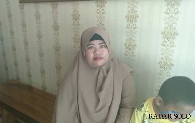 Toharoh, korban penipuan jual beli online dengan mencatut nama polwan datang ke Mapolresta Surakarta.