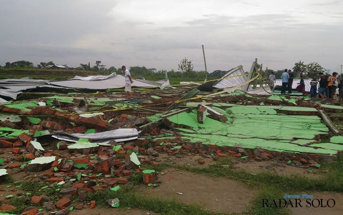 Gedung desa yang roboh menimpa Jumeri hingga meninggal dunia
