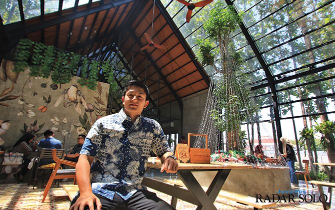 COZY: Rio Haryanto, owner Grandis Barn duduk di depan ornamen pohon Natal, tepat di bagian tengah bangunan utama Grandis Barn, kemarin (24/12).
