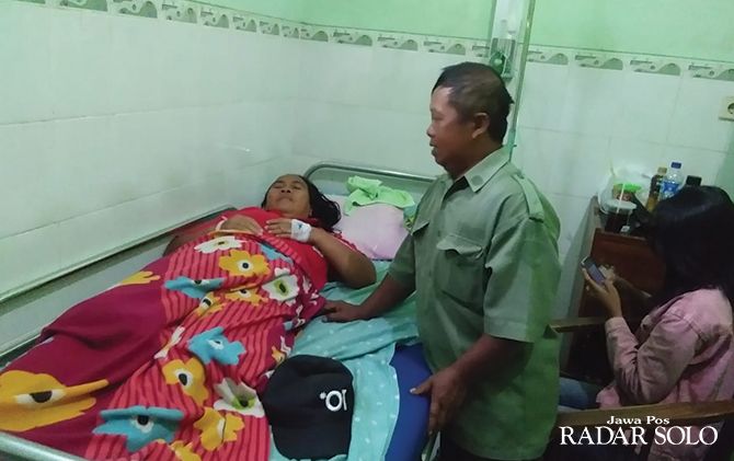 Sutarni, korban serangan tawon dirawat di RS Hidayah, Mojosongo, Boyolali, kemarin (16/12)
