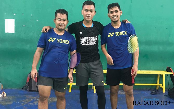 Atlet para badminton NPC Hafizh Briliansyah Prawiranegara (kiri) saat berlatih di Hartono Trade Centre, kemarin.