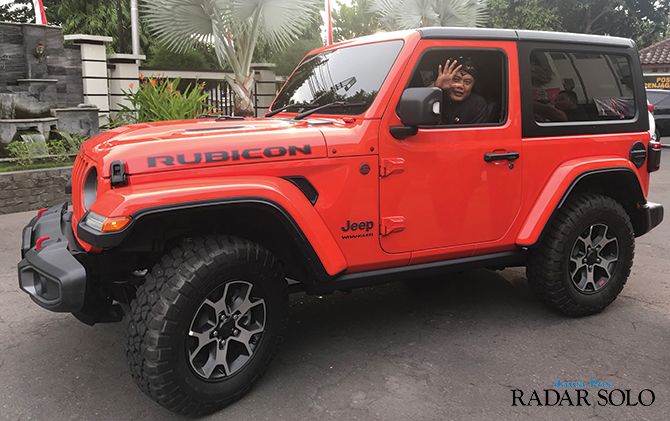 Bupati Karanganyar Juliyatmono melambaikan tangan saat menunggangi mobil dinas anyar Jeep Wrangler Rubicon
