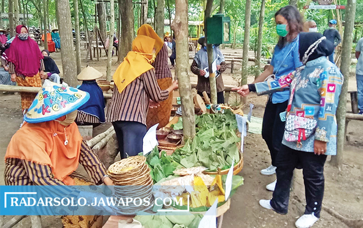 RAMAI: Pembeli menawar jajanan pasar yang dijual di Pasar Bahulak, Desa Karungan, Kecamatan Plupuh, Sragen. (AHMAD KHAIRUDIN/RADAR SOLO)