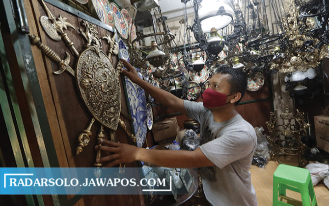 MULAI BANGKIT: Geliat Pasar Triwindu usai PPKM di Solo turun level. (M. IHSAN/RADAR SOLO)